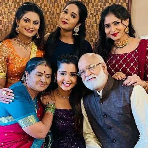 Moulya-Guddemane-with-his-family-father-mother-and-her-sisters